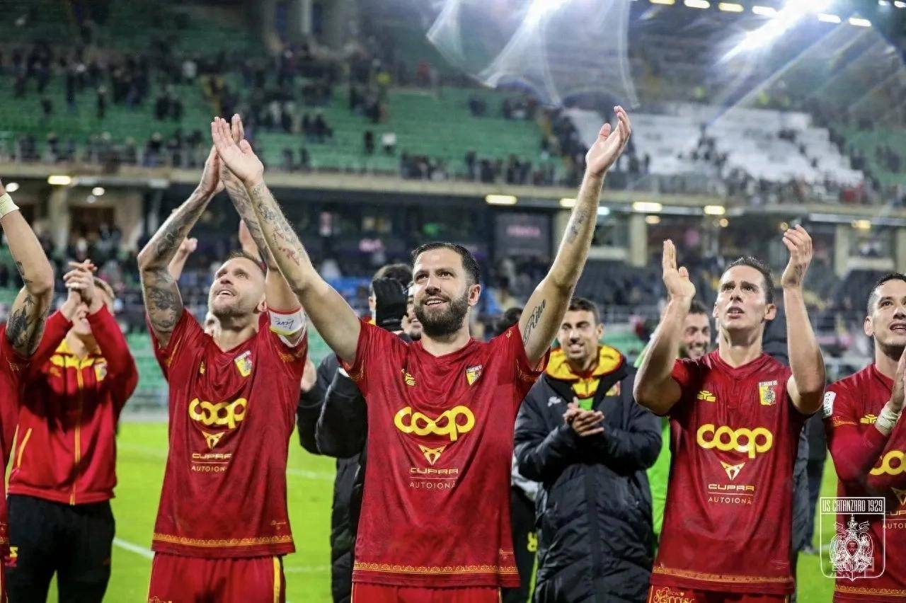 包含弗洛西诺尼领衔佛罗伦萨，大胜萨索洛的词条