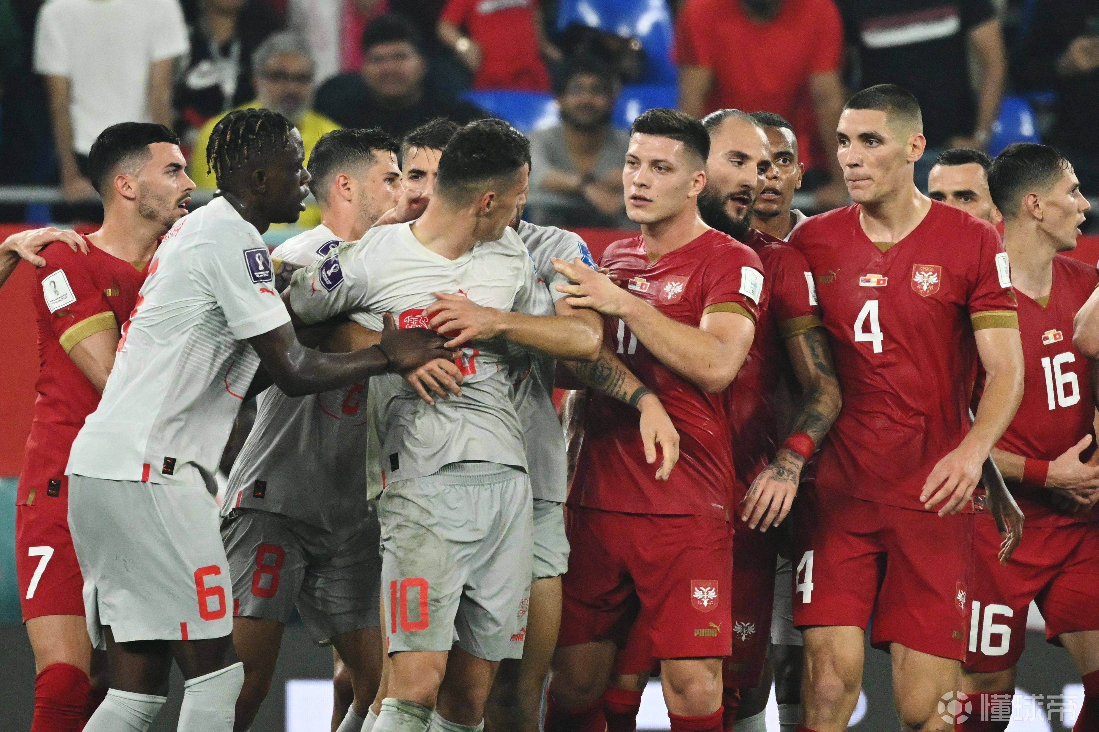 瑞士队在比赛场上展现出出色的防守表现 瑞士队在比赛场上展现出出色的防守表现