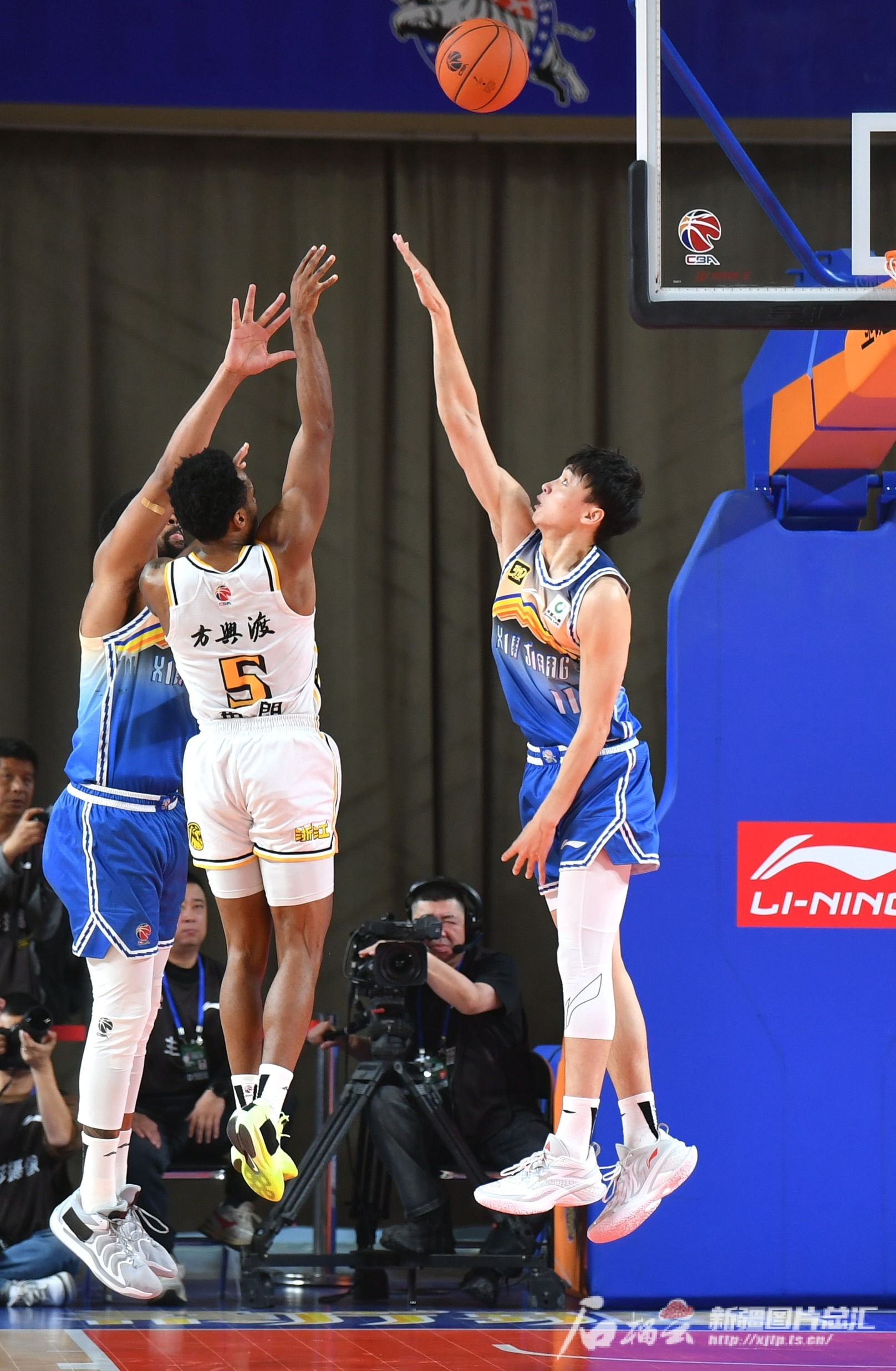 开云平台-新疆男篮在最新一场比赛中表现出色，力压对手夺冠的简单介绍