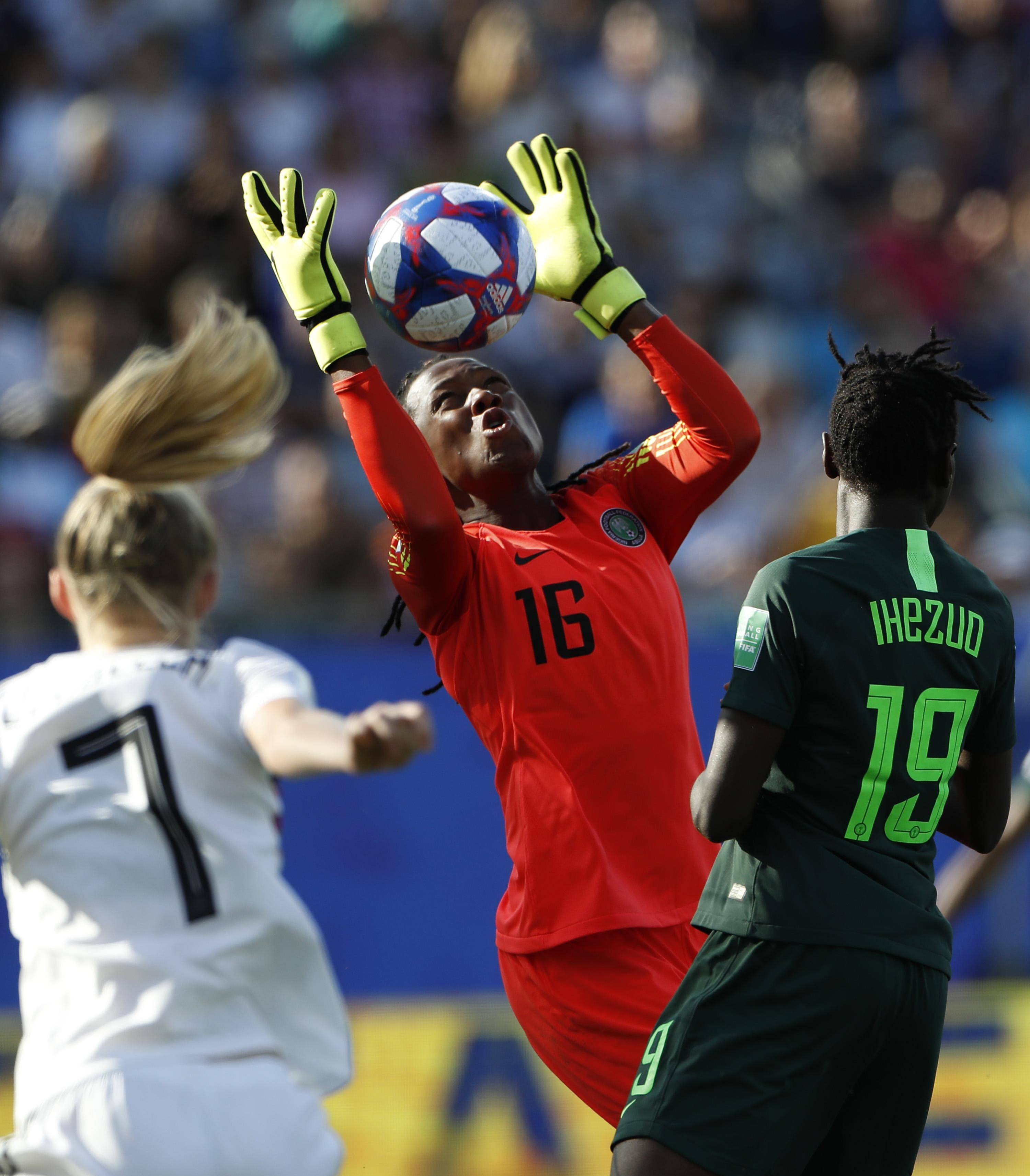 开云体育官网-女子足球明星代表国家参赛获胜利