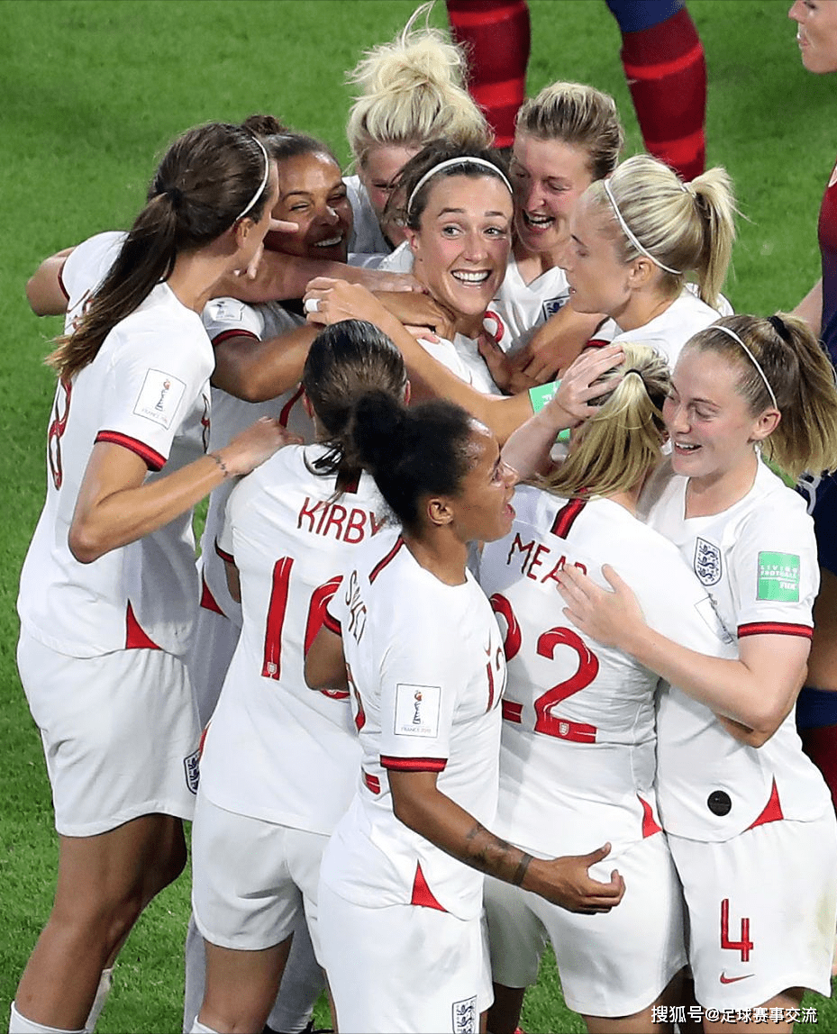 开云APP-澳大利亚女足队员在比赛中展现出色进攻