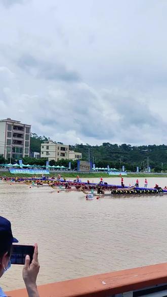 激情澎湃的比赛让现场观众热血沸腾的简单介绍