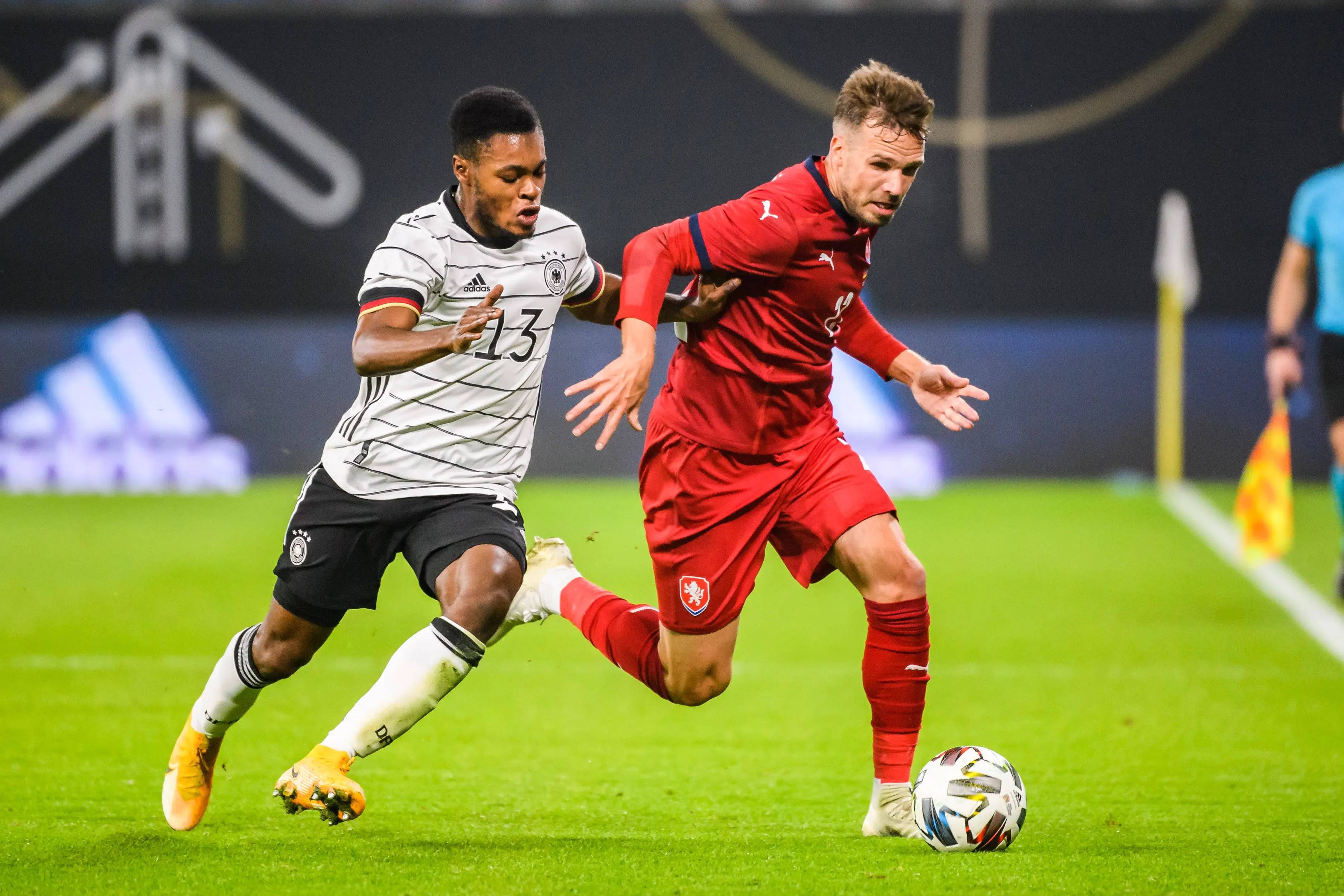 热刺队在比赛场上亮出新招,频频获胜 热刺队在比赛场上亮出新招,频频获胜