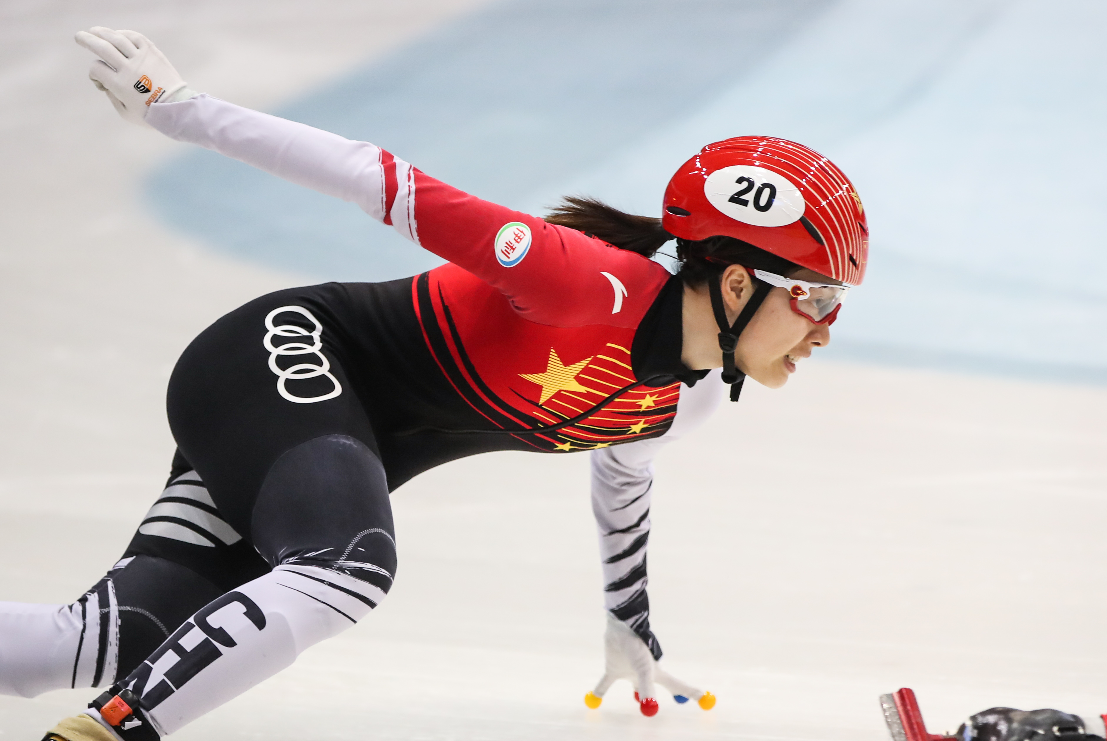 短道速滑比赛战罢,惊险连连 短道速滑比赛战罢,惊险连连