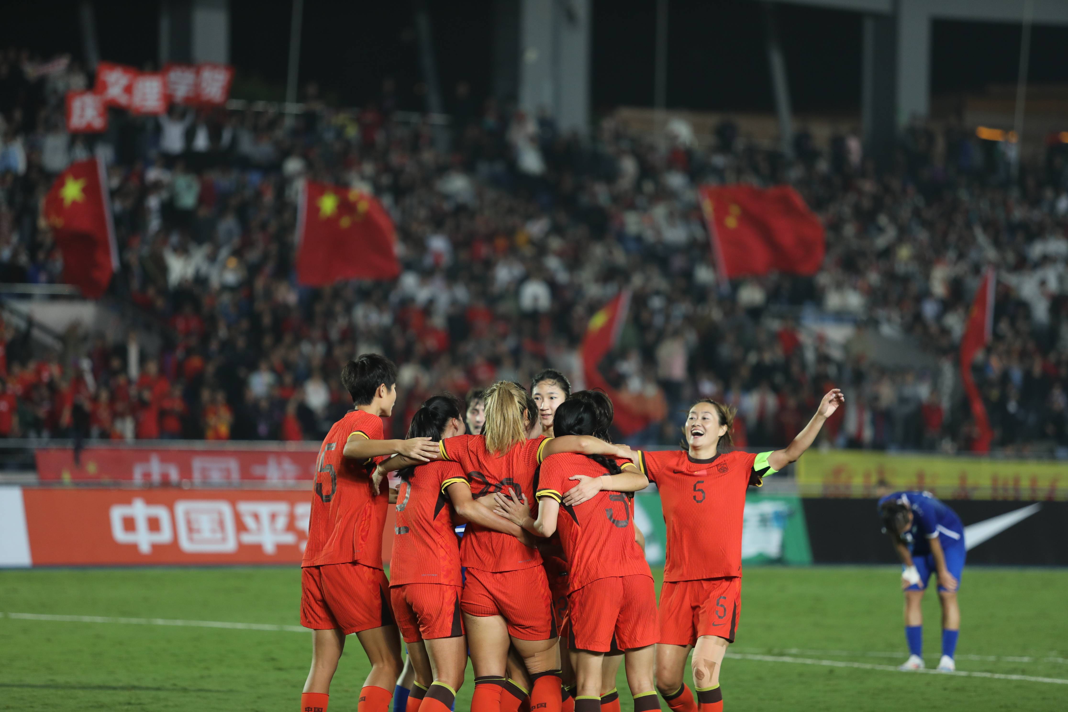 顶级国际女足赛事掀起狂欢潮流的简单介绍 顶级国际女足赛事掀起狂欢潮流的简单介绍