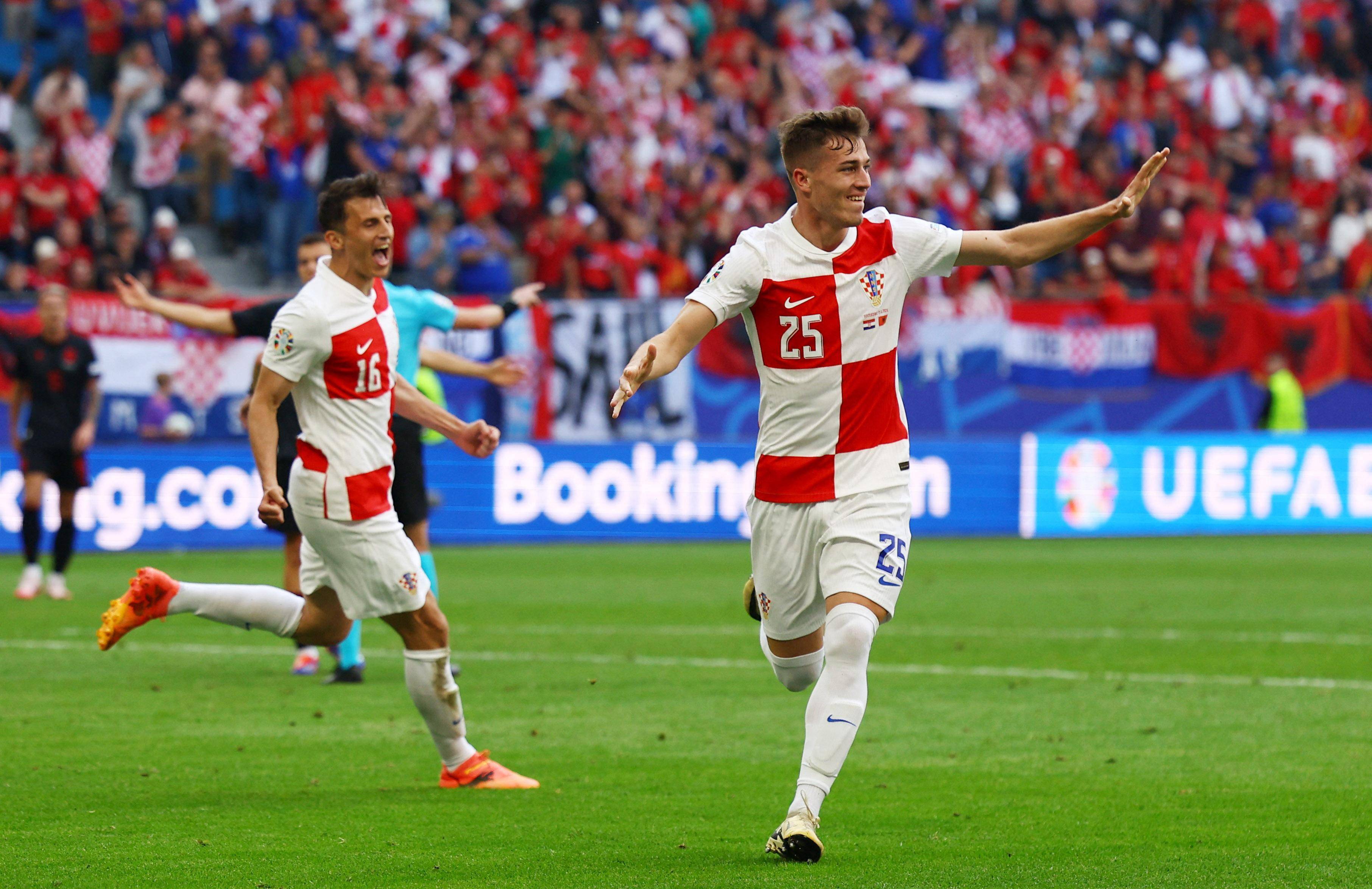 克罗地亚队在关键时刻发挥出色,成功晋级下一阶段 克罗地亚队在关键时刻发挥出色,成功晋级下一阶段