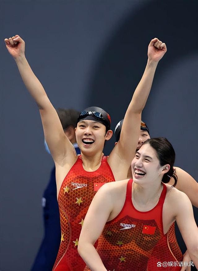 中国游泳队队员夺得接力冠军 中国游泳队队员夺得接力冠军