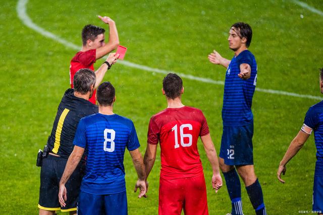 开云APP-比赛中场地情况对球员表现产生重要影响