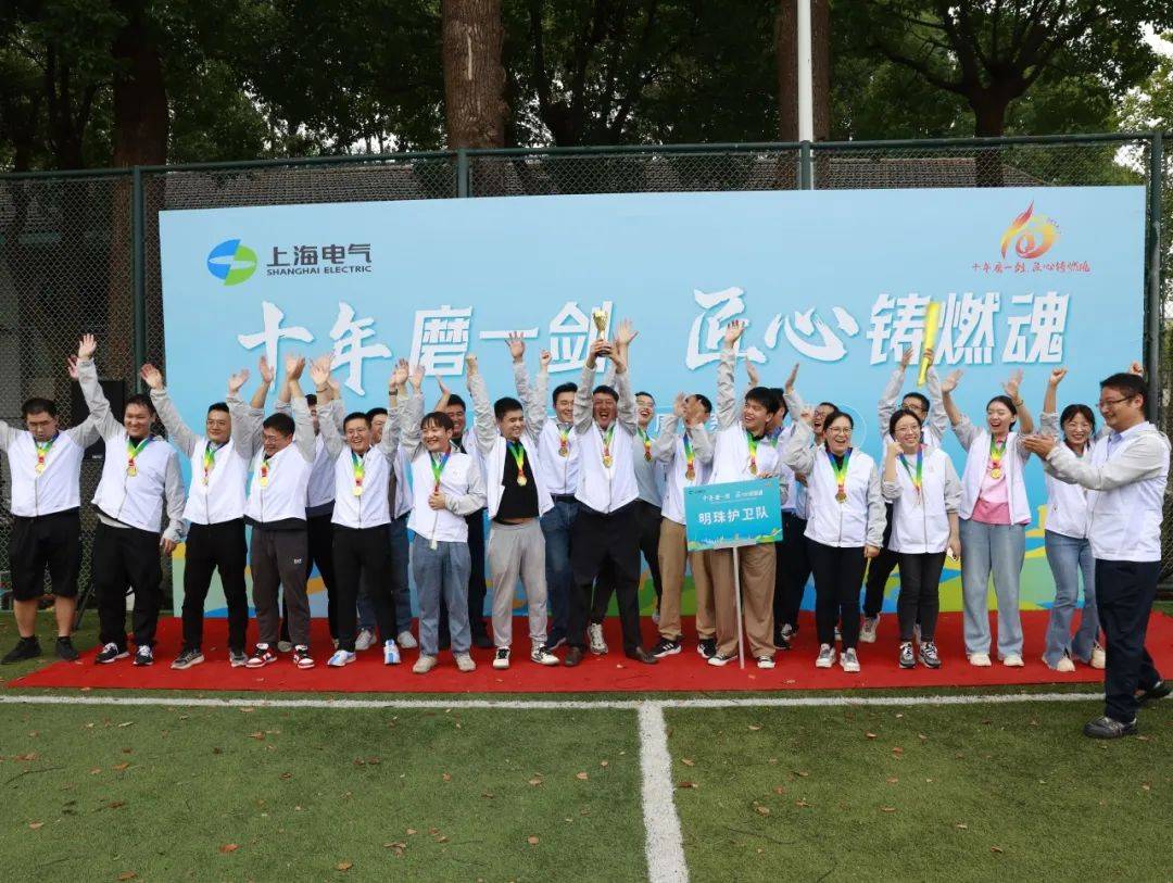 团队集体出击,队员合作默契赢得胜利 团队集体出击,队员合作默契赢得胜利