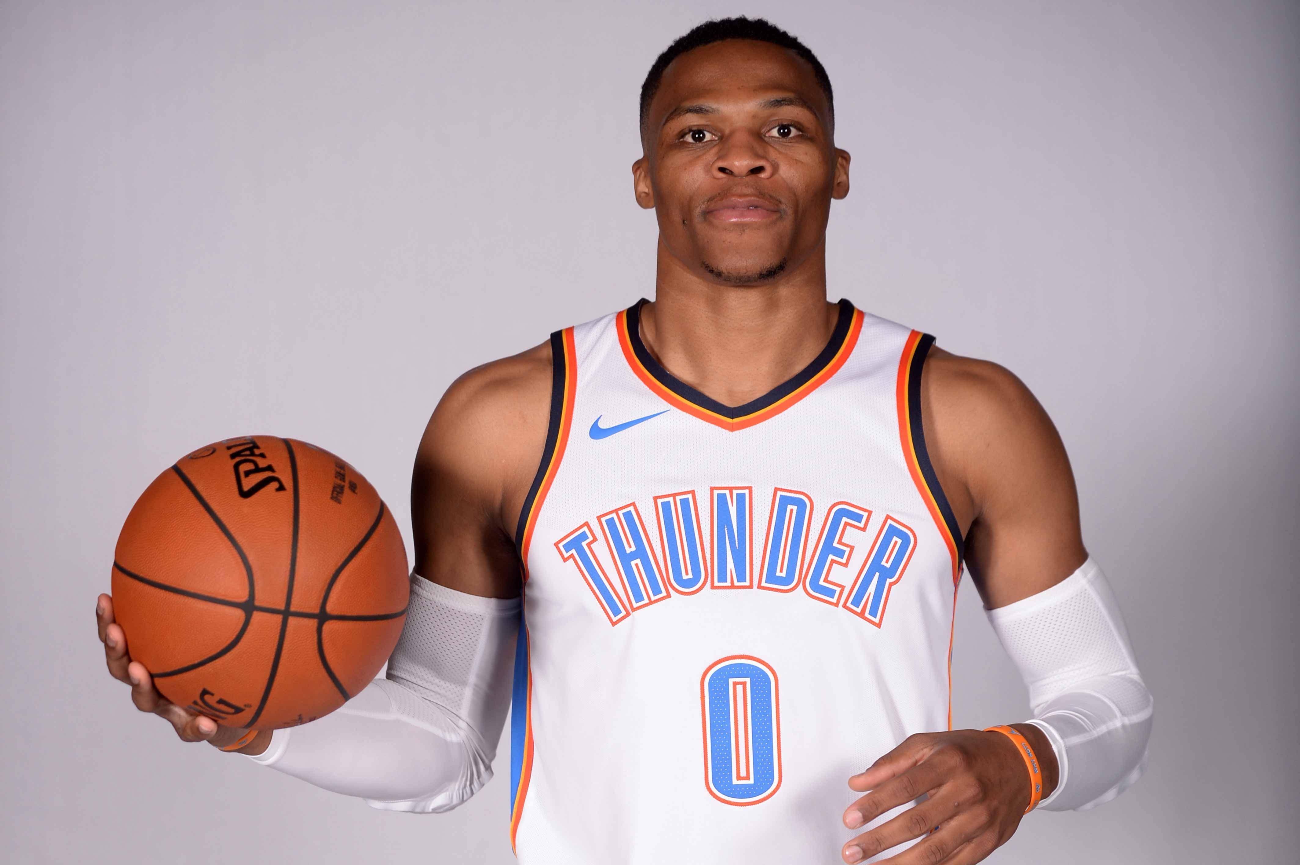 篮球明星韦少首次访华,受到球迷热烈欢迎 篮球明星韦少首次访华,受到球迷热烈欢迎