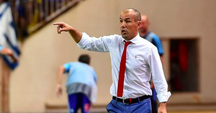 开云体育官网-摩纳哥球队备战组织整顿，教练组共同商讨政策