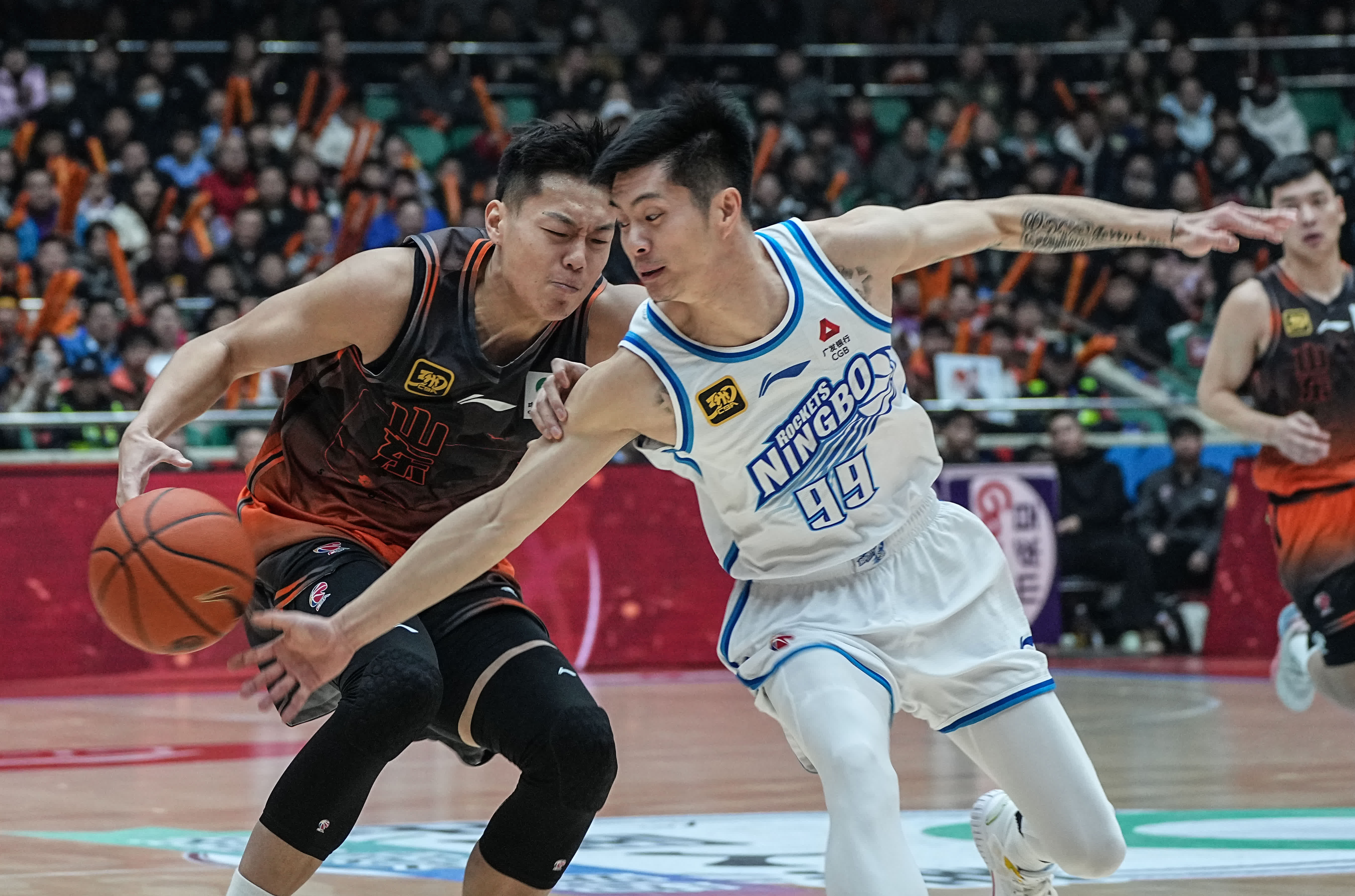 开云体育官网-中国男篮在国际赛事中展现出色表现，被誉为黑马