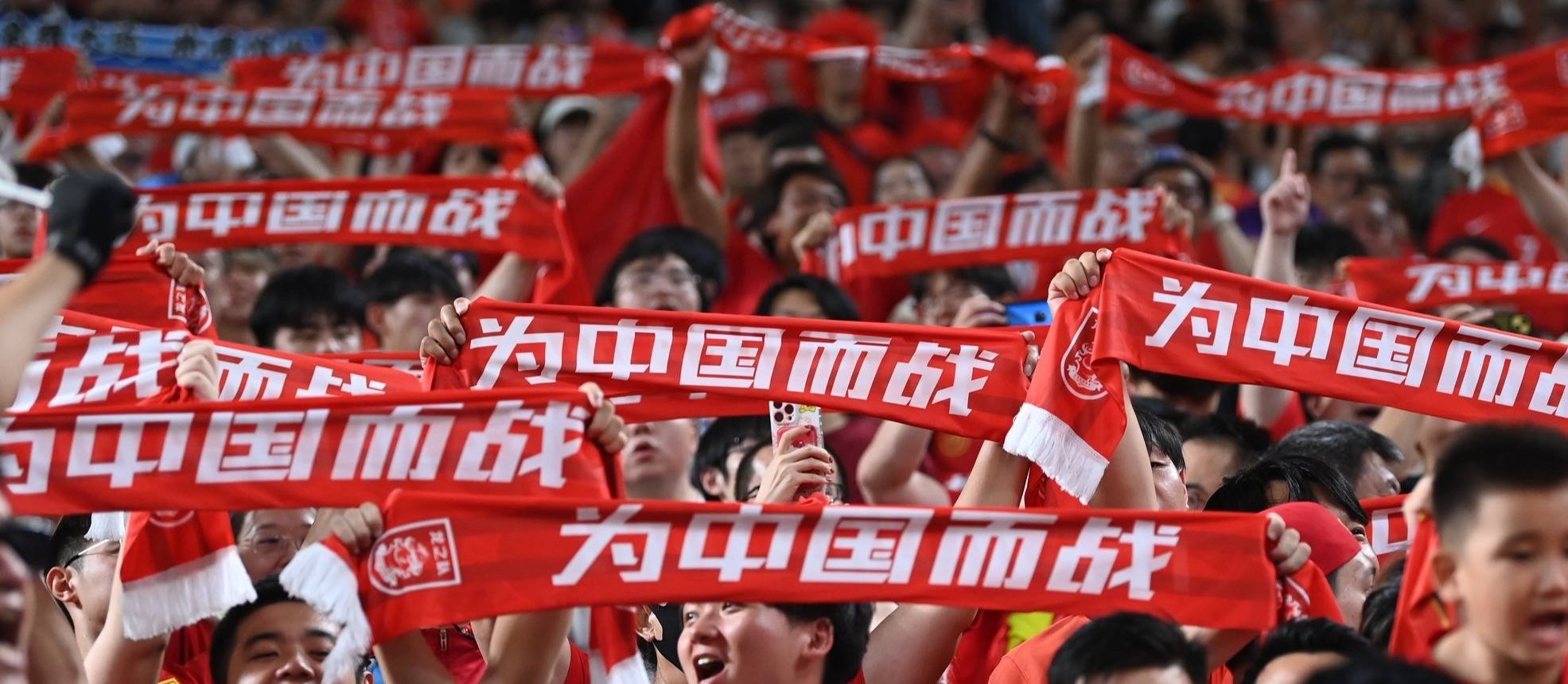 开云体育在线-关于观众翘首期待，足球比赛的精彩瞬间即将上演的信息