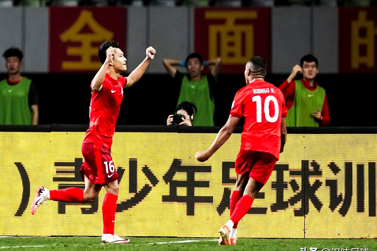 开云体育在线-联赛中一队球员梅开二度，助球队取胜