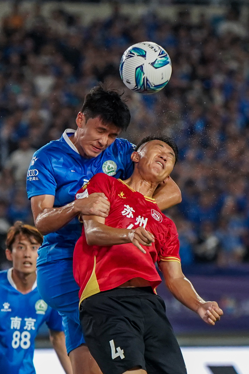 顶级足球赛事吸引大批观众,足球风靡全国 顶级足球赛事吸引大批观众,足球风靡全国