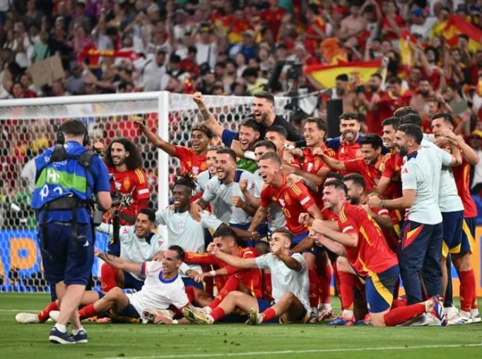 包含体育新闻:西班牙队以惊人表现领先全队的词条 包含体育新闻:西班牙队以惊人表现领先全队的词条