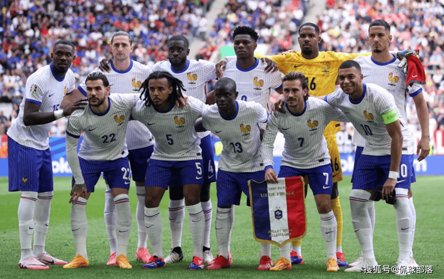 法国队扬眉吐气,备战欧洲杯决赛,全队士气高昂 法国队扬眉吐气,备战欧洲杯决赛,全队士气高昂