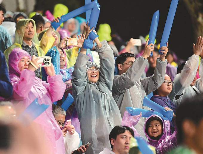 开云体育平台APP-东亚地区足球联赛再掀热潮，球迷狂热支持