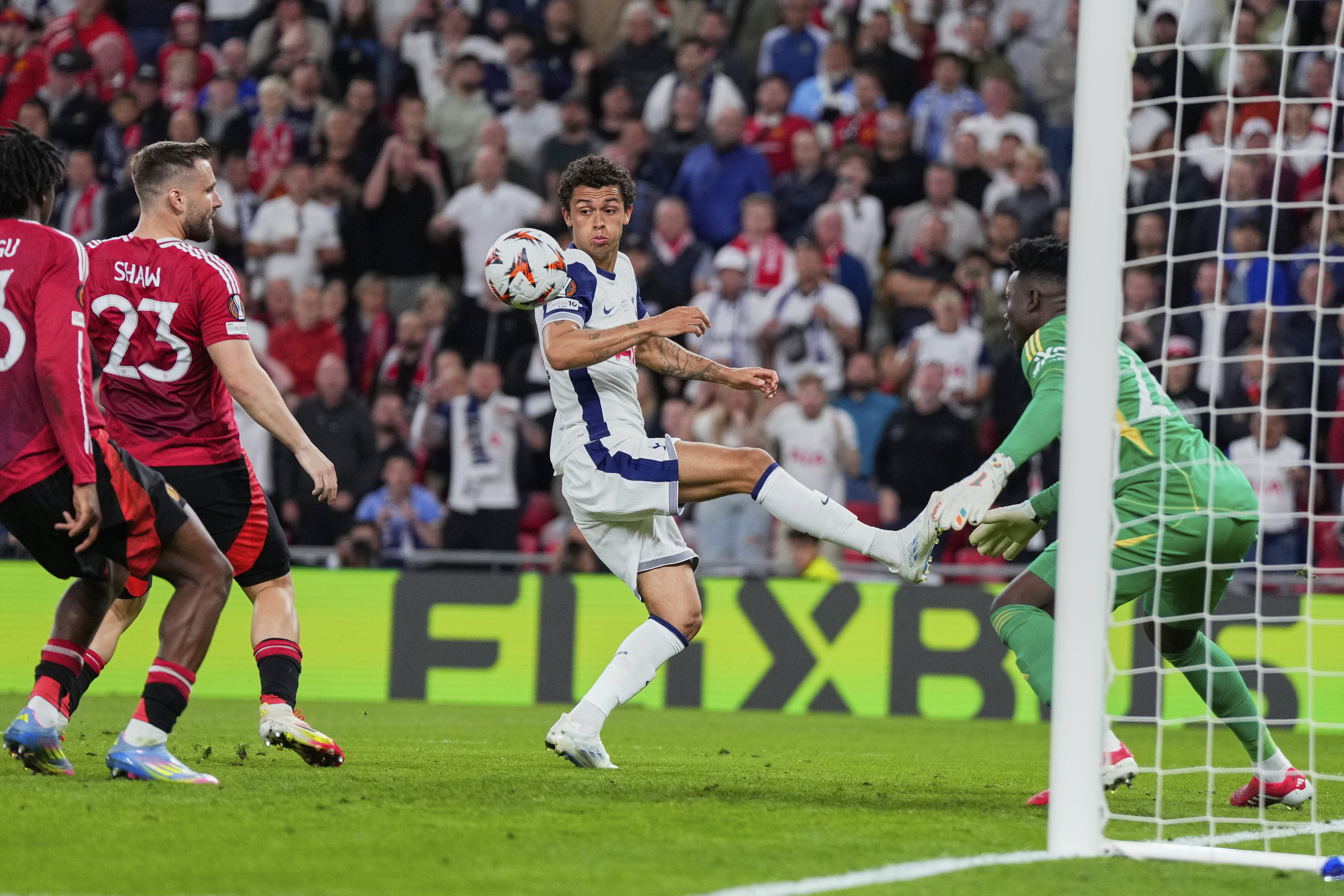 一名足球明星在最新比赛中表现抢眼,助球队获胜 一名足球明星在最新比赛中表现抢眼,助球队获胜