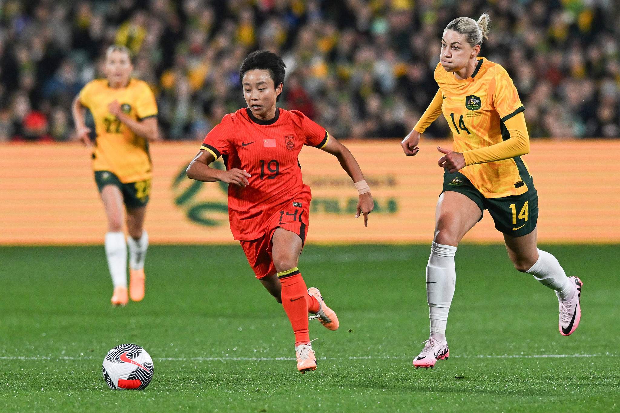 关于女足运动员拼尽全力,角逐赛场上获得胜利的信息 关于女足运动员拼尽全力,角逐赛场上获得胜利的信息