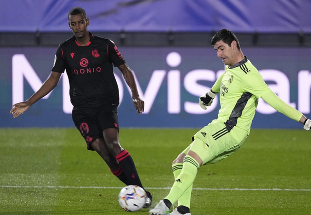 开云体育官网-太阳客场艰难取胜，逼平强敌晋级