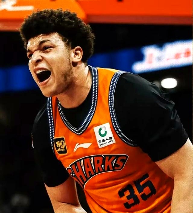 开云体育官网-惊险一幕！球队关键时刻迎来转机的简单介绍