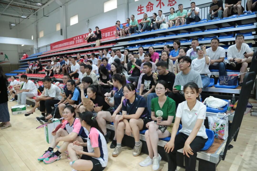 精彩比赛角逐绝不停歇,观众热情昂扬 精彩比赛角逐绝不停歇,观众热情昂扬