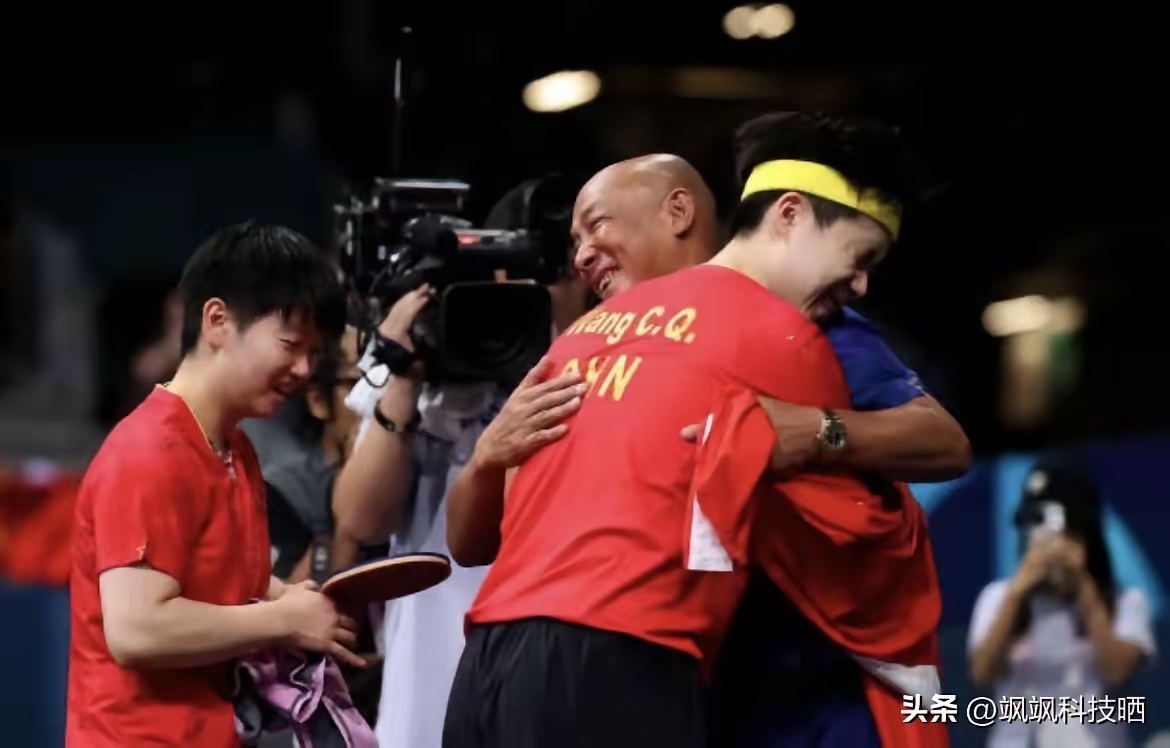 粉丝热情欢呼,为球队呐喊助威 粉丝热情欢呼,为球队呐喊助威