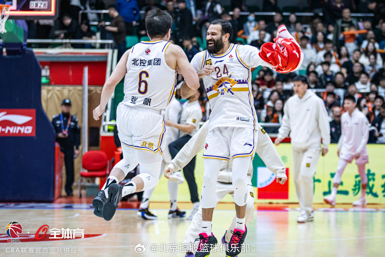 开云APP-队内氛围融洽，球员团结一心争胜