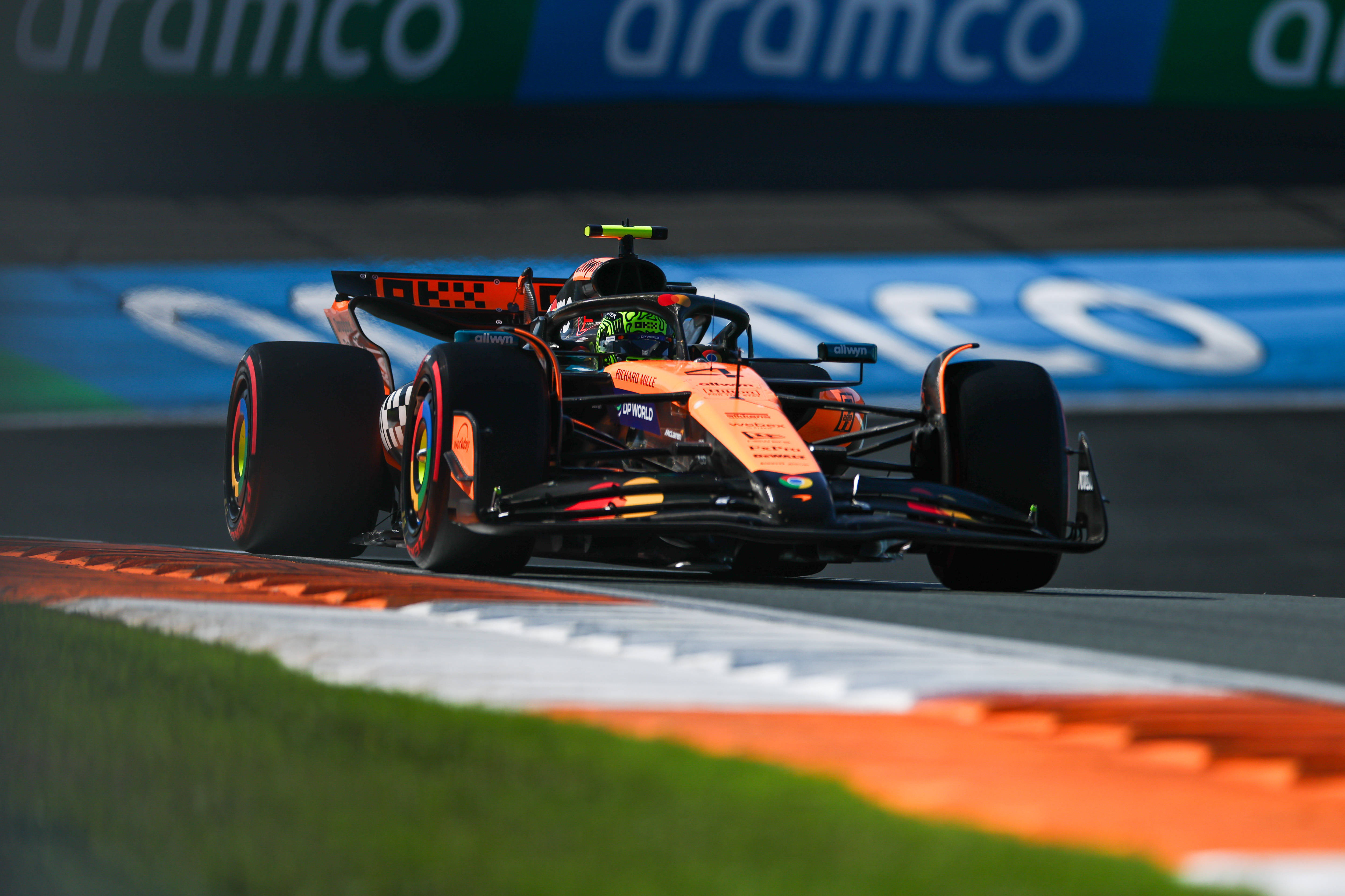 开云体育官网-梅赛德斯翻盘红牛车队,皮亚斯特里状态火热的简单介绍