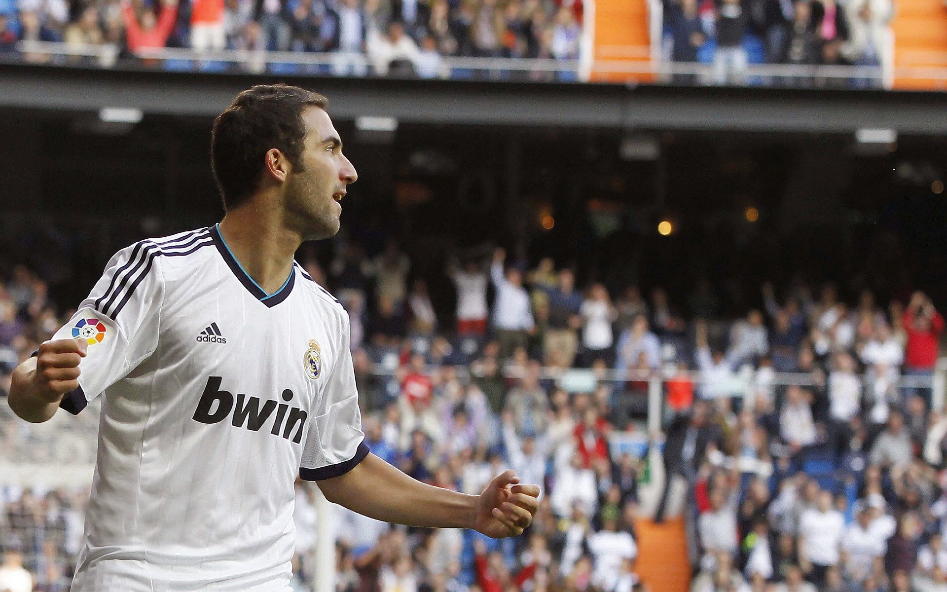 慈善之夜，当马赛蓝遇见乌克兰黄，贝林厄姆的队长袖标与不熄的灯火